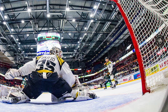 Brynäs målvakt David Rautio ser på när Färjestads