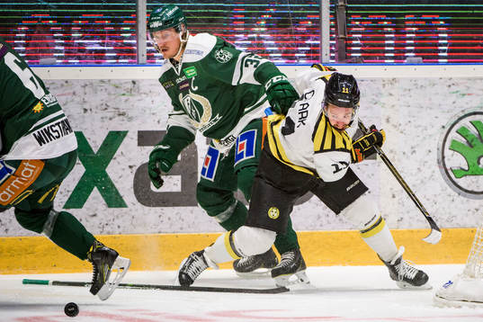 Färjestads Magnus Nygren och Brynäs Kevin Clark