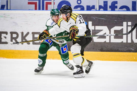 Färjestads Sebastian Erixon och Brynäs Kevin Clark