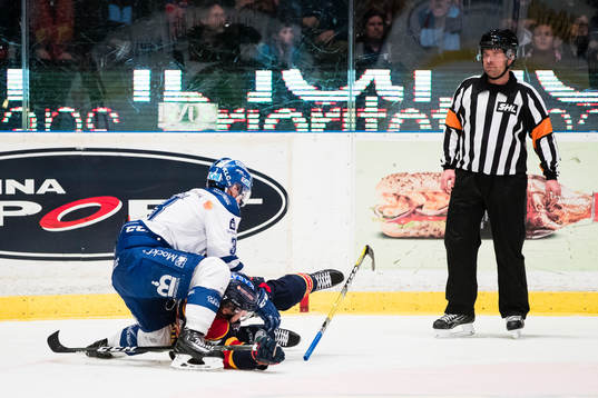 Leksands Daniel Bertov trycker ner Djurgårdens Emil