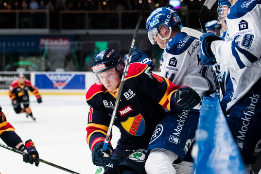 Djurgårdens Alexander Falk med en tackling på Leksands