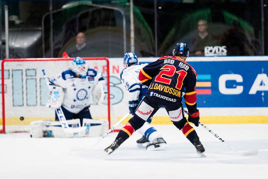 Leksands målvakt Atte Engren släpper förbi ett skott