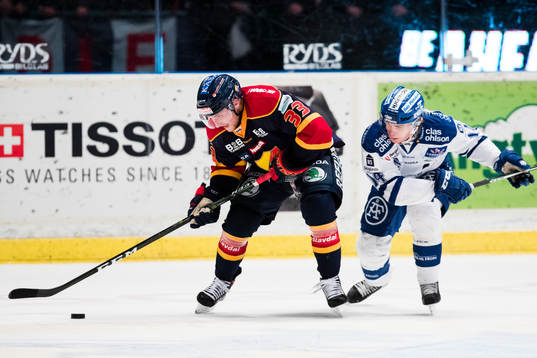 Djurgårdens Linus Hultström jagas av Leksands Oskar Lang