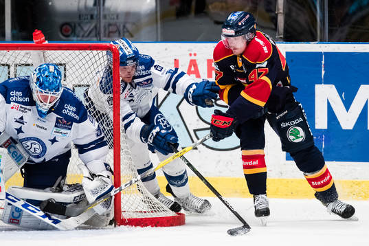 Leksands målvakt Atte Engren och Joe Piskula utmanas av