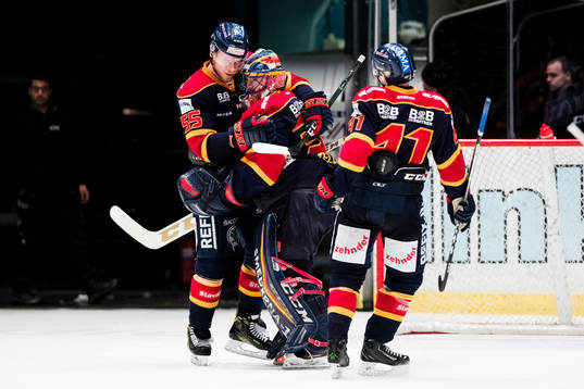 Djurgårdens Alexander Urbom, målvakt Mikael Tellqvist och