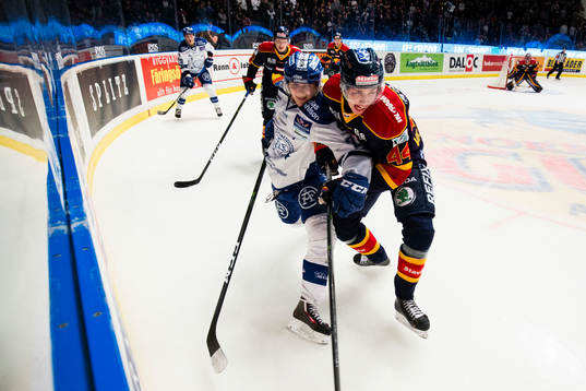 Leksands Isak Skedung i en närkamp med Djurgårdens Lukas