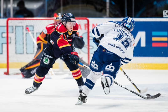 Djurgårdens Alexander Falk utmanas av Leksands Johan