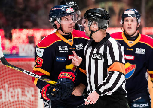Djurgårdens Matt Anderson talar med Domare Patrik Sjöberg