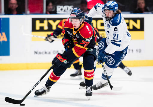 Djurgårdens Marcus Davidsson jagas av Leksands Rickard Hugg
