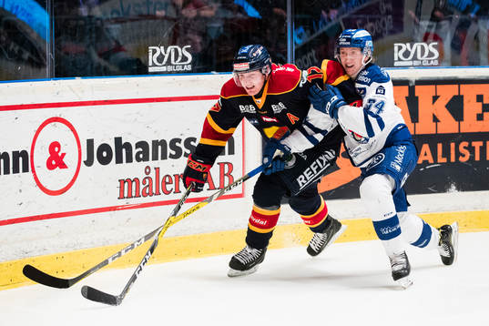 Djurgårdens Henrik Eriksson i kamp om pucken med Leksands