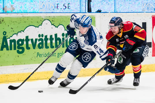 Leksands Oskar Lang hindrar Djurgårdens Juuso Ikonen från