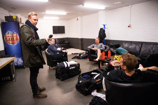 Bildbyråns fotograf Joel Marklund visar domarteamet en