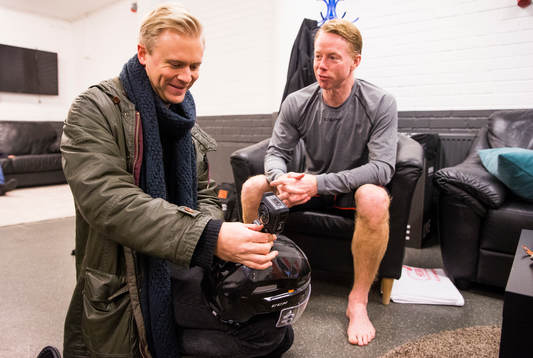 Bildbyråns fotograf Joel Marklund förbereder en