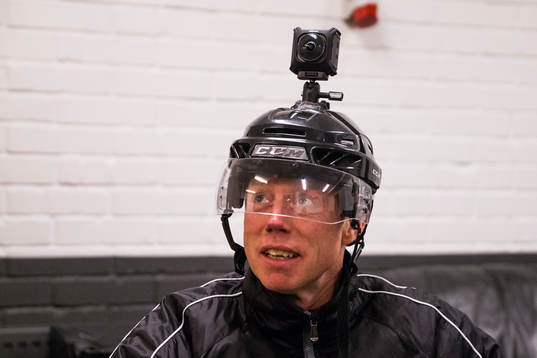 Domare Pehr Claesson (h) provar hjälmen med en monterad