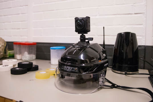 Hjälmen med en monterad 360-actionkamera, Nikon KeyMission