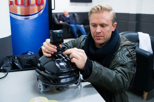 Bildbyråns fotograf Joel Marklund förbereder en
