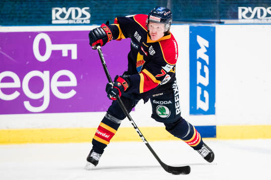 Djurgårdens Emil Johansson med ett skott