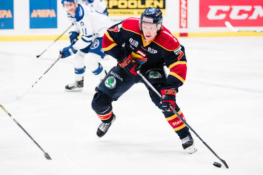 Djurgårdens Emil Johansson med pucken