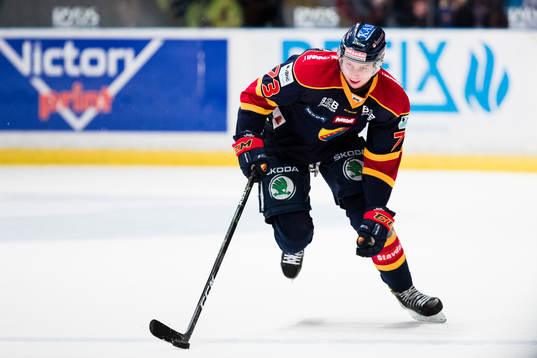 Djurgårdens Adam Ollas Mattsson med pucken