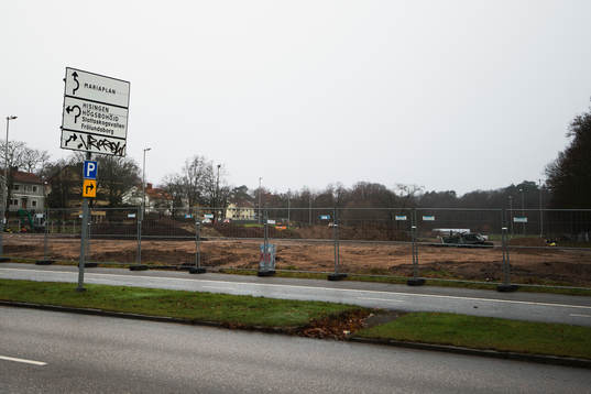 En parkeringsskylt framför det som tidigare var