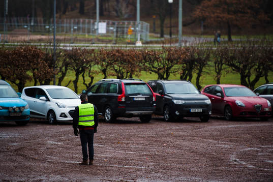En publikvärd på evenemangsparkeringen