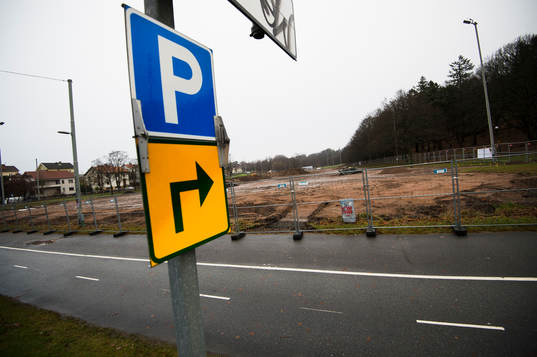 En parkeringsskylt framför det som tidigare var