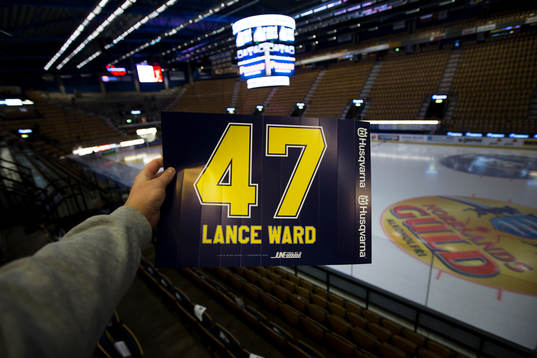 Skylt med Lance Wards namn
