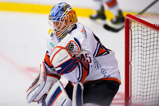 Växjös målvakt Viktor Andrén plockar en puck