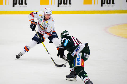 Växjös Oliver Bohm driver pucken mot Frölundas Sean