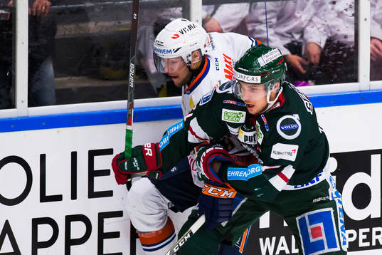 Frölundas Henrik Tömmernes tacklar Växjös Robert Rosén