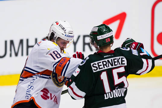 Växjös Dennis Everberg slåss med Frölundas Matt Donovan
