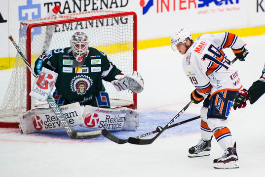 Växjös Tuomas Kiiskinen styr ett skott mot Frölundas