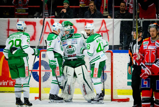 Rögles målvakt Lars Volden jublar