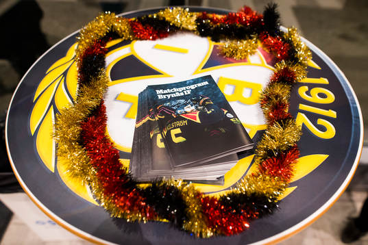 Matchprogram före ishockeymatchen i SHL mellan Brynäs och