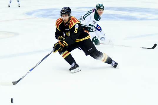 Brynäs Lukas Kilström och Färjestads Joel Eriksson Ek