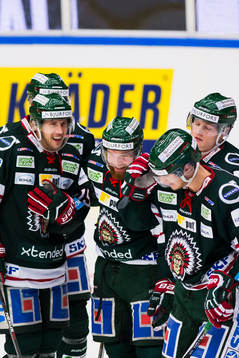 Frölundas Matt Donovan och Robin Figren  jublar med Johan