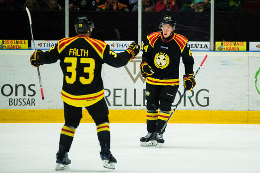 Brynäs Elias Fälth  och Jonathan Pudas jublar