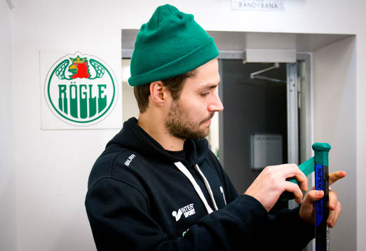 Rögles Ludvig Rensfeldt tejpar klubban