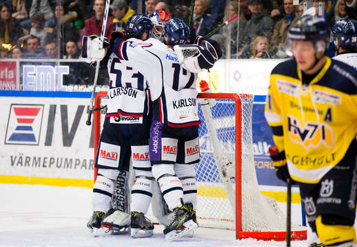 Linköpings Eddie Larsson, målvakt Marcus Högberg och