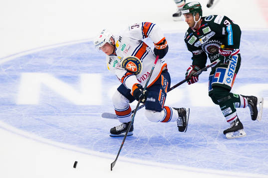 Frölundas Casey Wellman jagar Växjös Oliver Bohm
