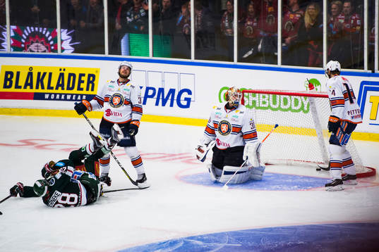 Liggande spelare Johan Sundström, som gjorde 7-4-målet