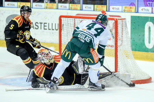 Brynäs målvakt Felix Sandström och Lukas Kilström och