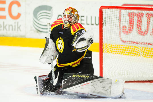 Brynäs målvakt Felix Sandström räddar skott
