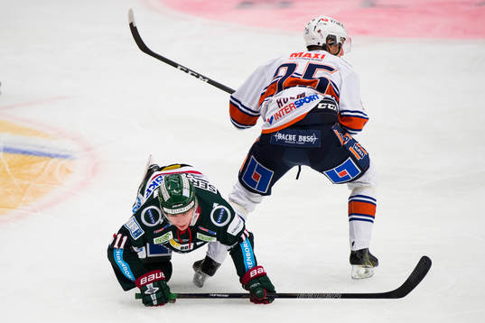 Frölundas Victor Olofsson faller på Växjös Philip Holm