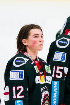 Frölundas Oliwer Fjellström utan hjälm innan