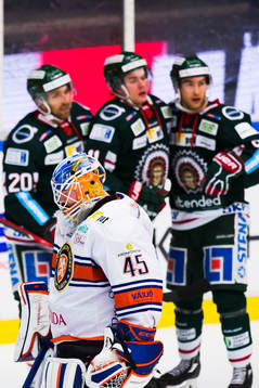 Växjös målvakt Viktor Andrén deppar