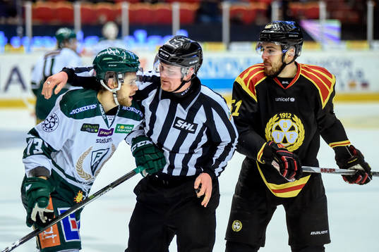 Färjestads Anton Grundel och Brynäs Marc Zanetti bråkar