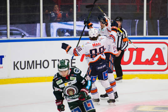 Växjös Adam Brodecki jublar med Dennis Everberg som