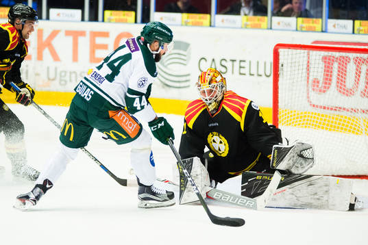 Brynäs målvakt Felix Sandström räddar skott från