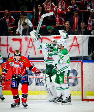 Rögles målvakt Lars Volden jublar